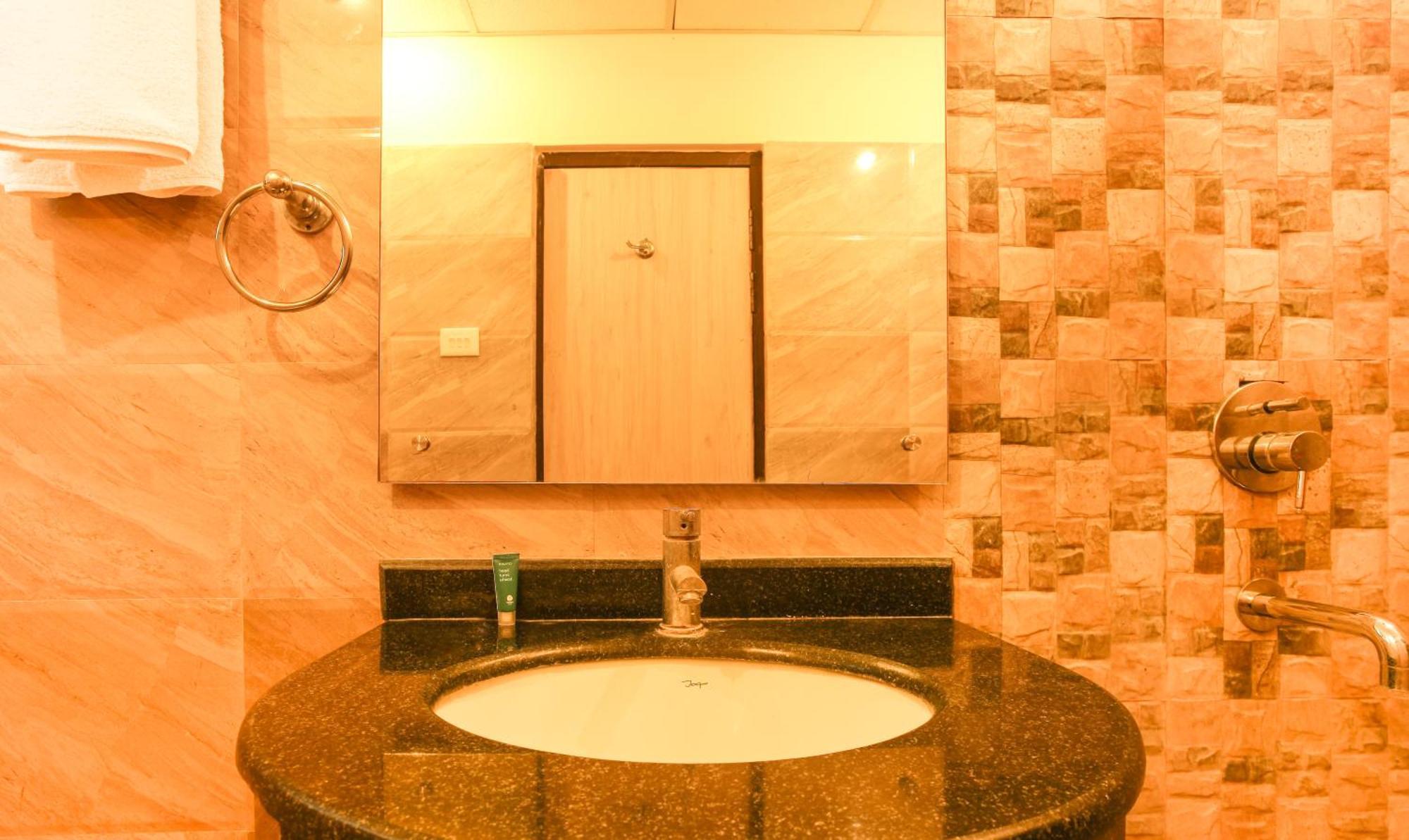 Hotel Janki International Sigra 2 Km From Kashi Vishwanath Temple Varanasi Exteriör bild