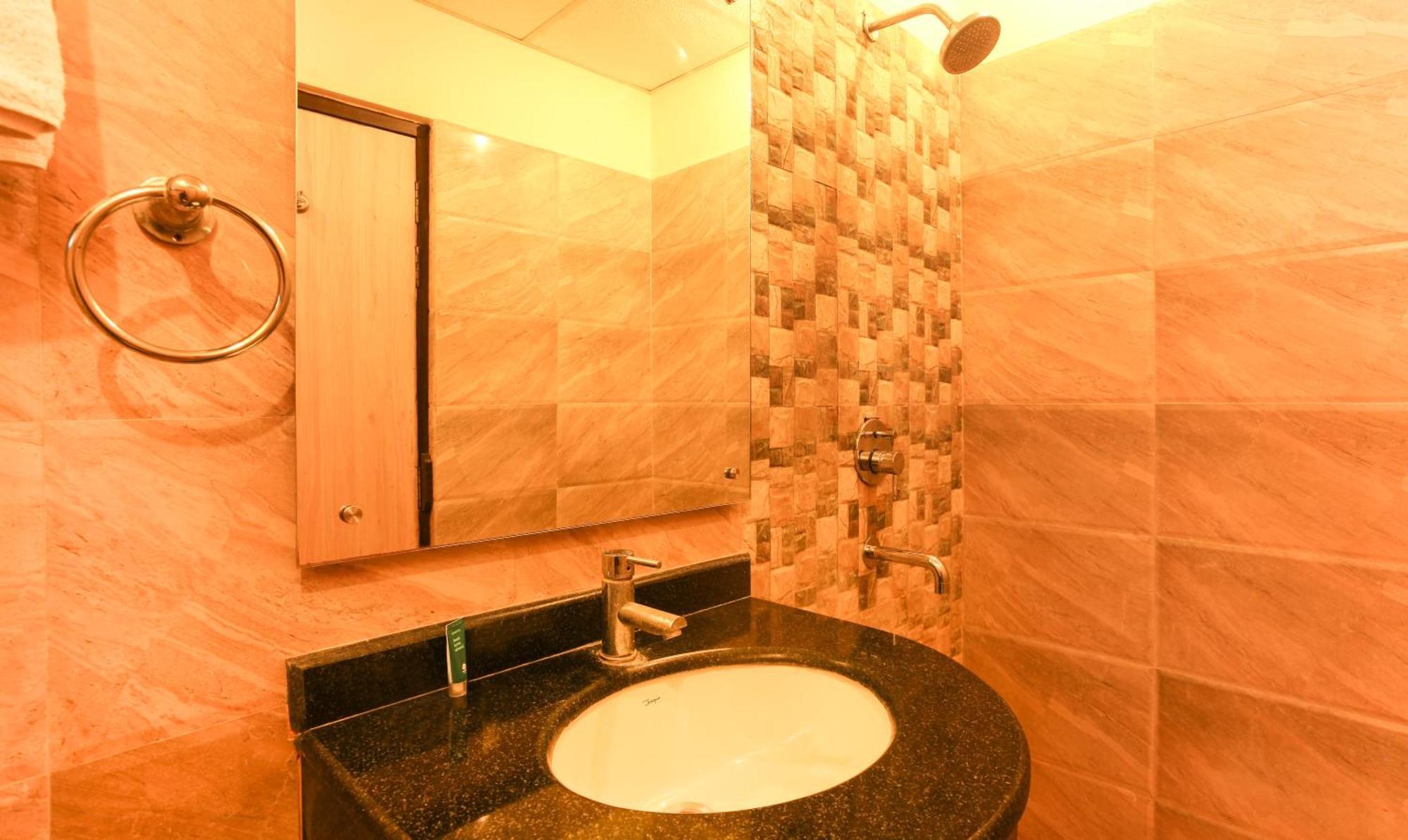 Hotel Janki International Sigra 2 Km From Kashi Vishwanath Temple Varanasi Exteriör bild