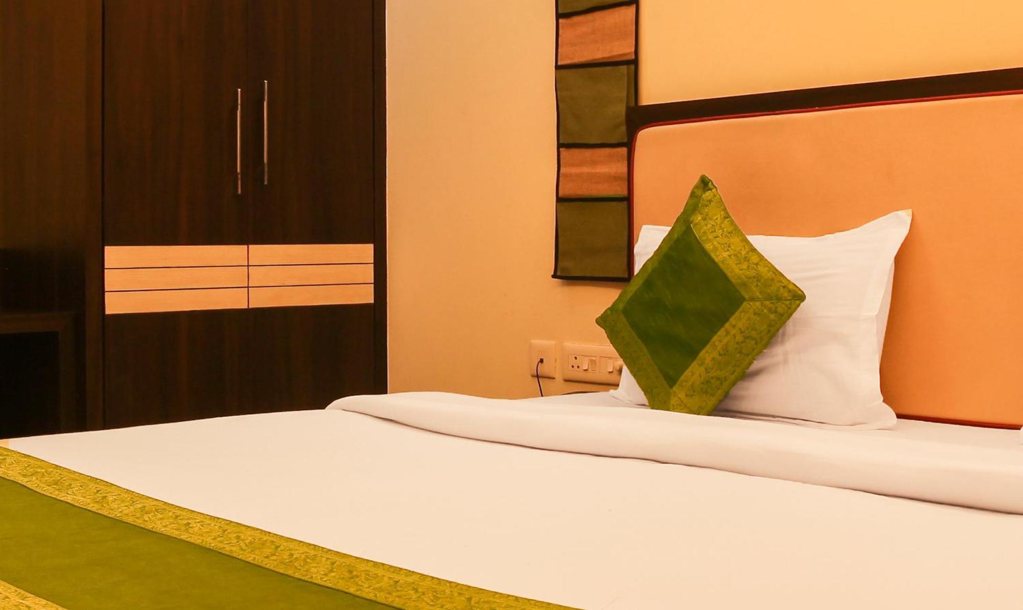 Hotel Janki International Sigra 2 Km From Kashi Vishwanath Temple Varanasi Exteriör bild