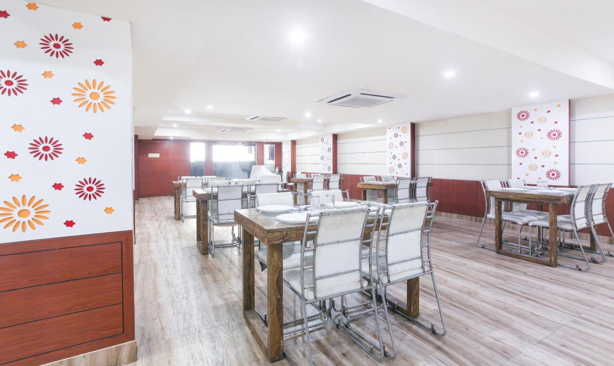 Hotel Janki International Sigra 2 Km From Kashi Vishwanath Temple Varanasi Exteriör bild