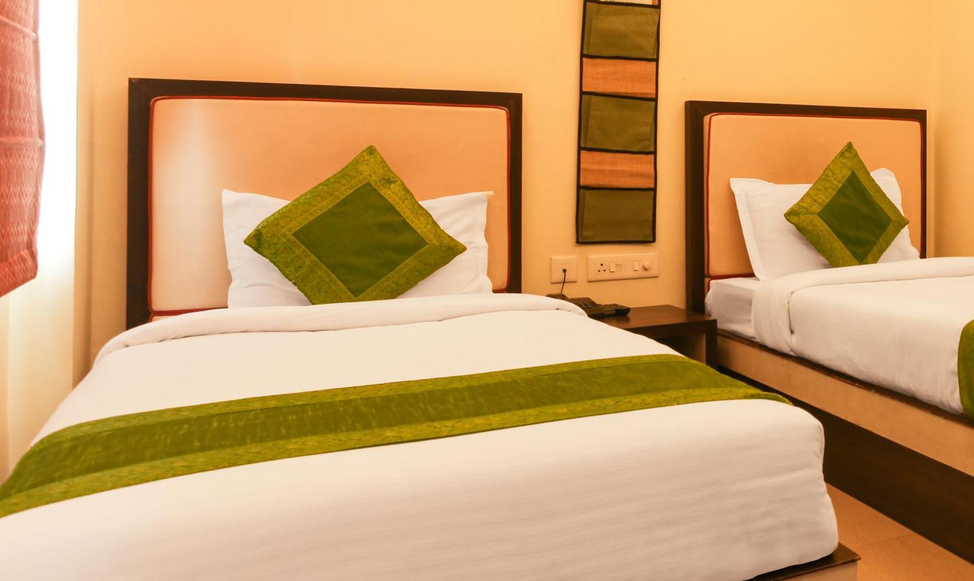 Hotel Janki International Sigra 2 Km From Kashi Vishwanath Temple Varanasi Exteriör bild
