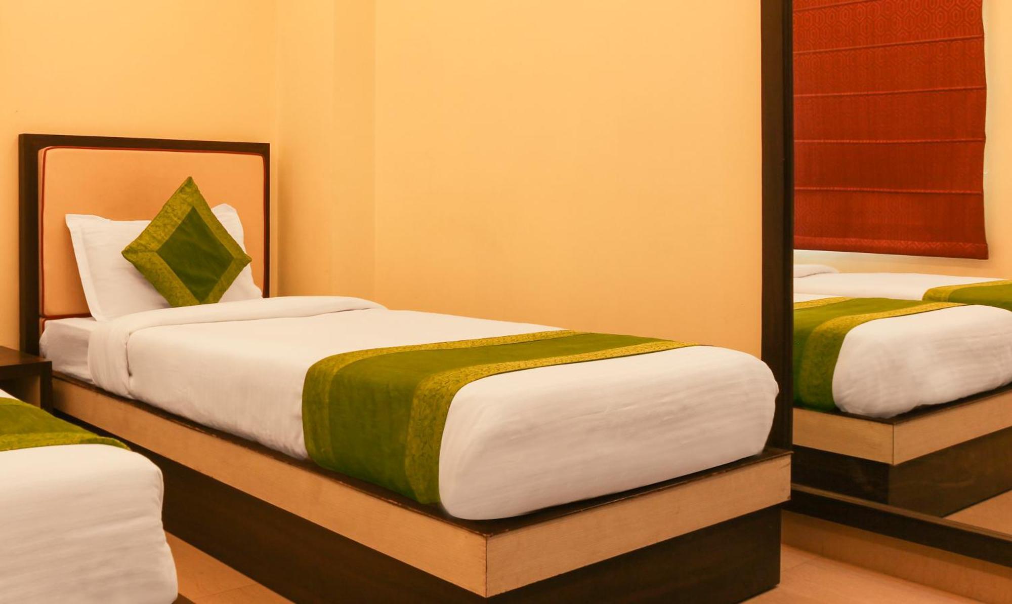 Hotel Janki International Sigra 2 Km From Kashi Vishwanath Temple Varanasi Exteriör bild
