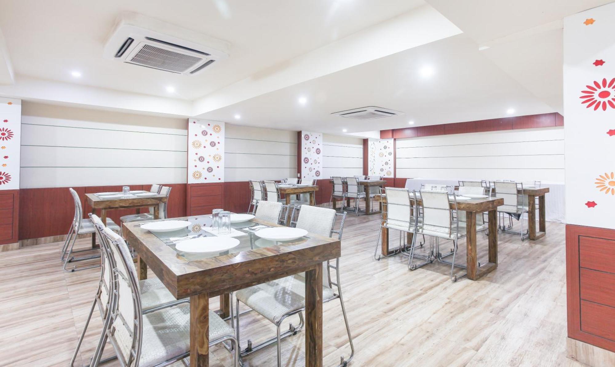 Hotel Janki International Sigra 2 Km From Kashi Vishwanath Temple Varanasi Exteriör bild