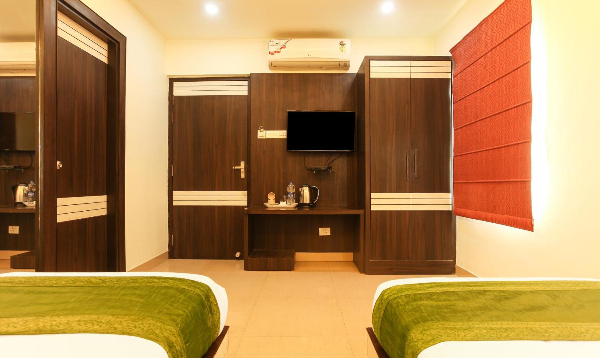 Hotel Janki International Sigra 2 Km From Kashi Vishwanath Temple Varanasi Exteriör bild