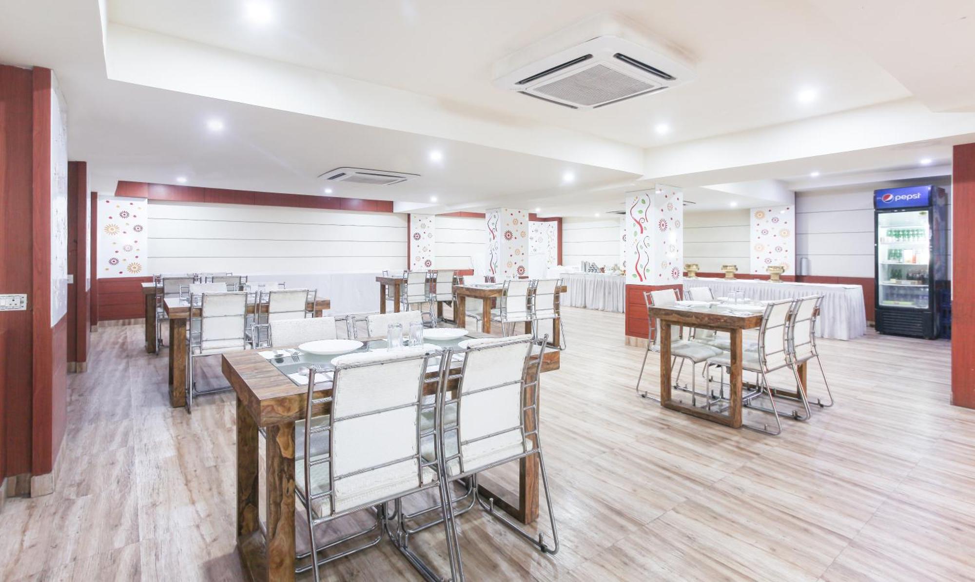 Hotel Janki International Sigra 2 Km From Kashi Vishwanath Temple Varanasi Exteriör bild