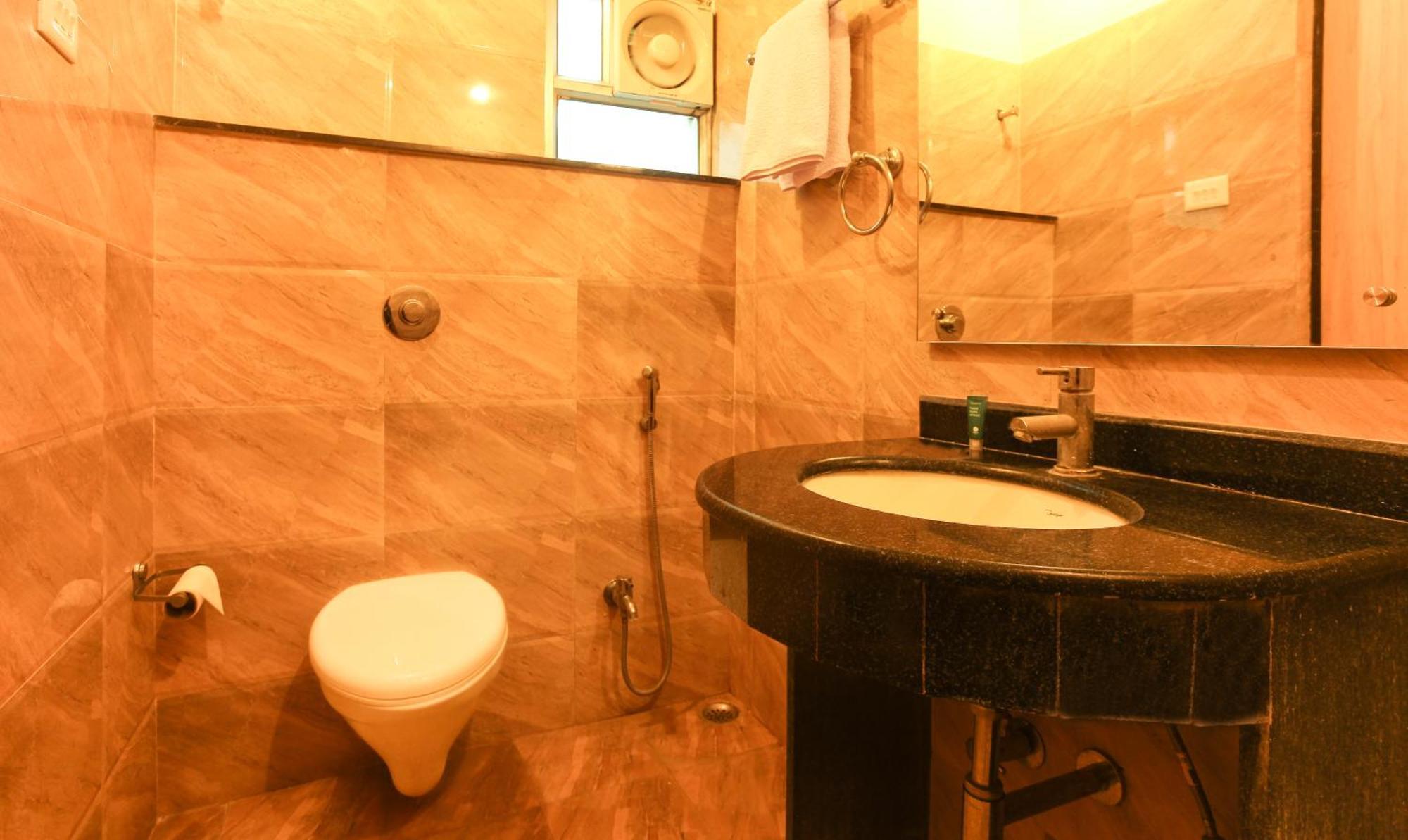 Hotel Janki International Sigra 2 Km From Kashi Vishwanath Temple Varanasi Exteriör bild