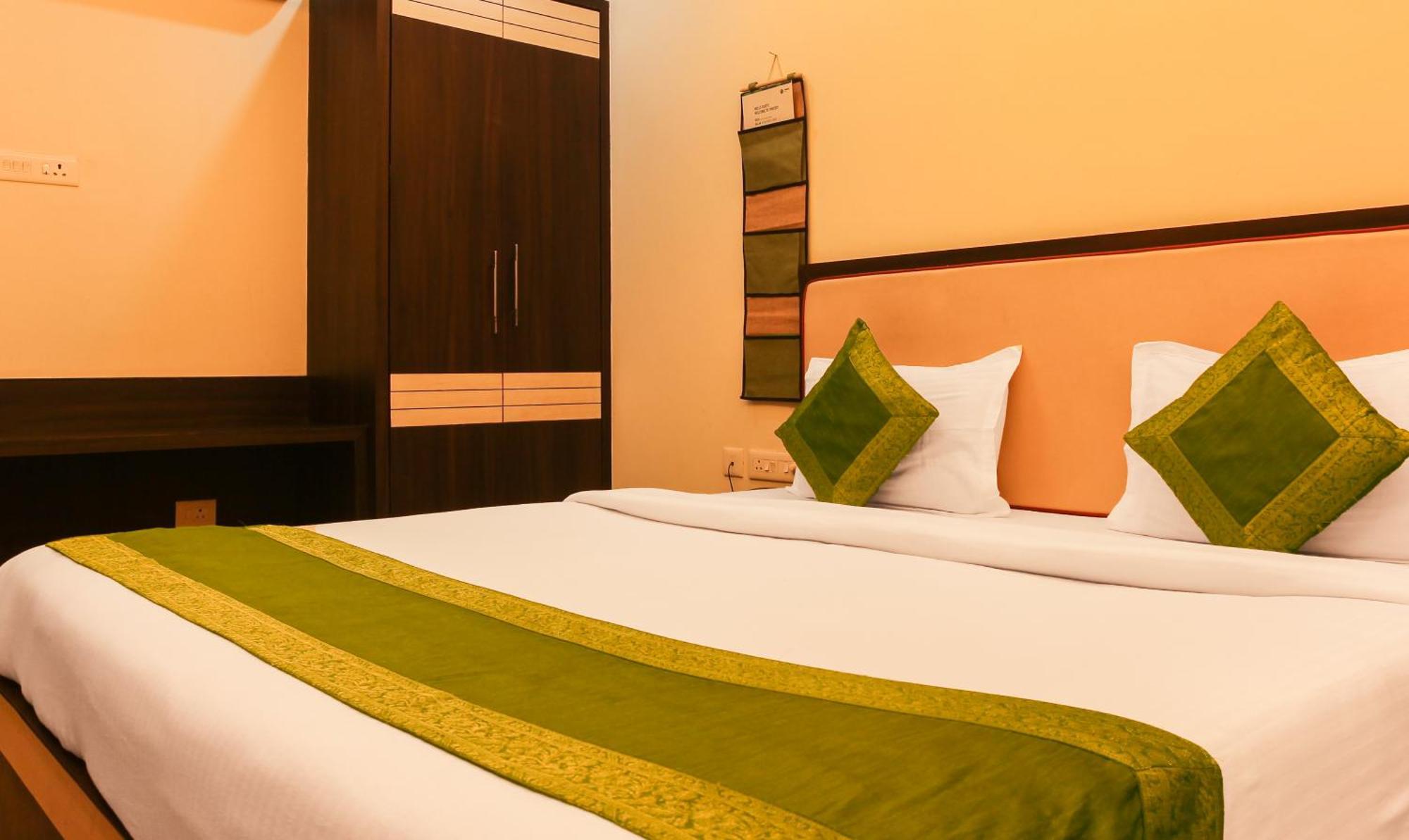 Hotel Janki International Sigra 2 Km From Kashi Vishwanath Temple Varanasi Exteriör bild
