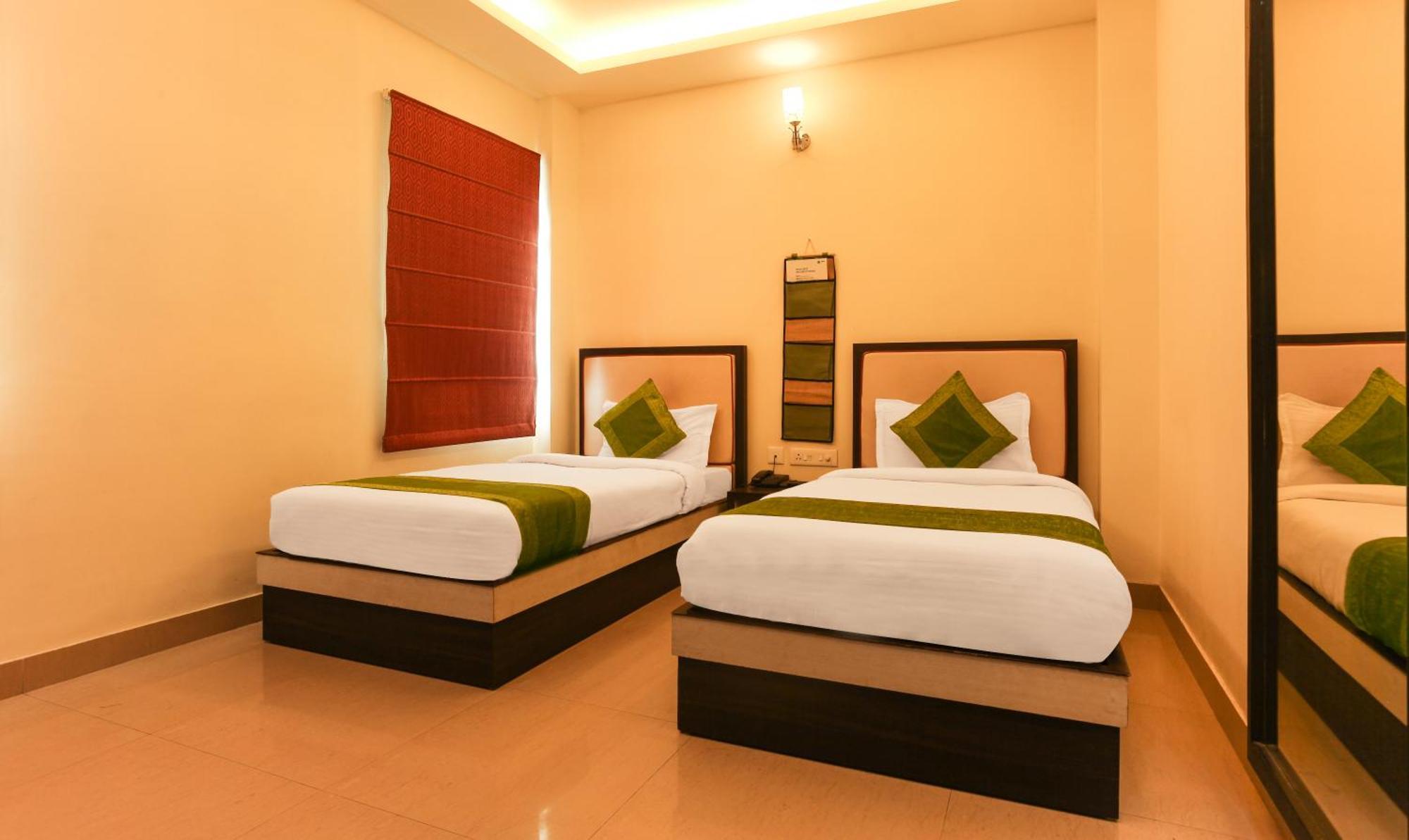 Hotel Janki International Sigra 2 Km From Kashi Vishwanath Temple Varanasi Exteriör bild