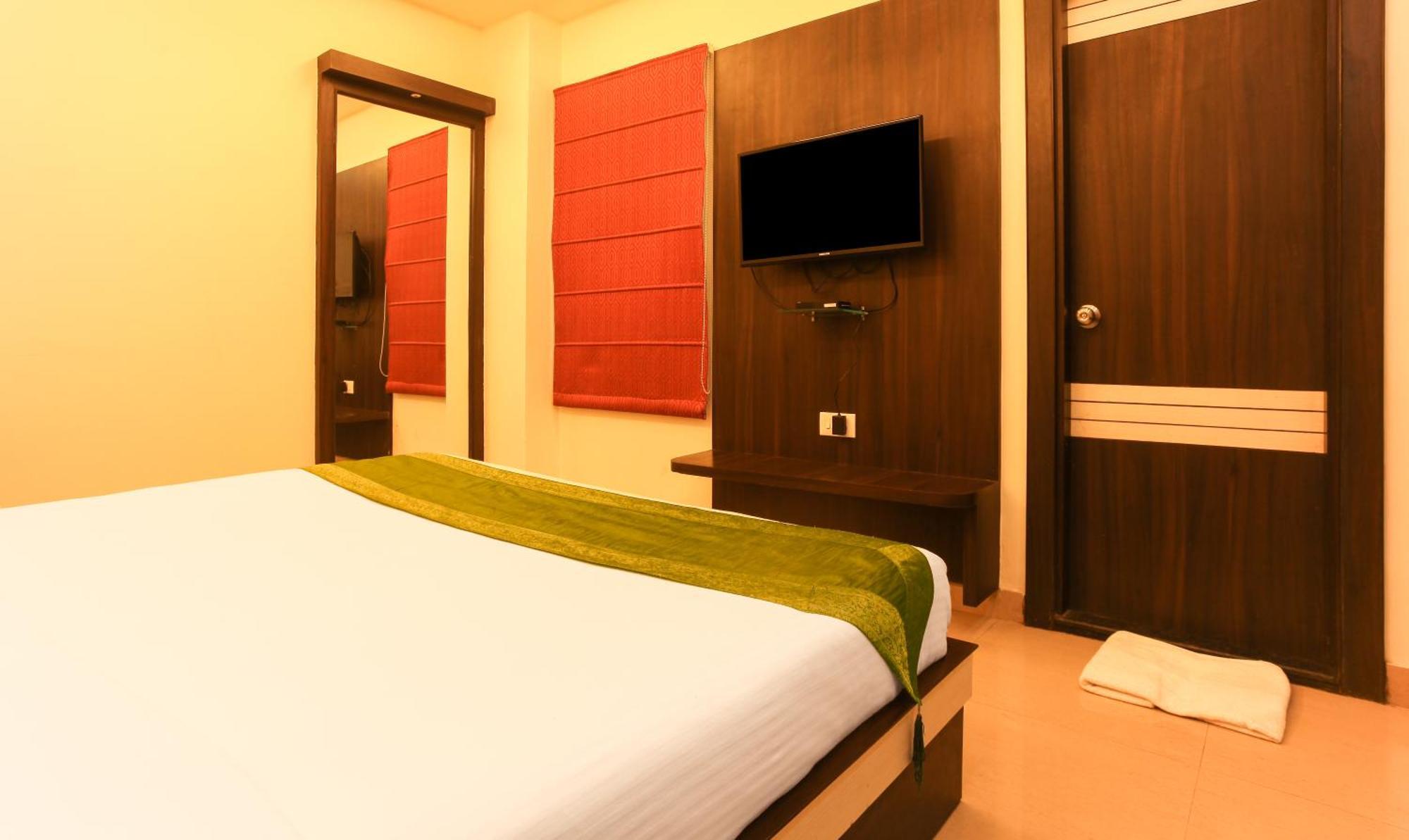 Hotel Janki International Sigra 2 Km From Kashi Vishwanath Temple Varanasi Exteriör bild