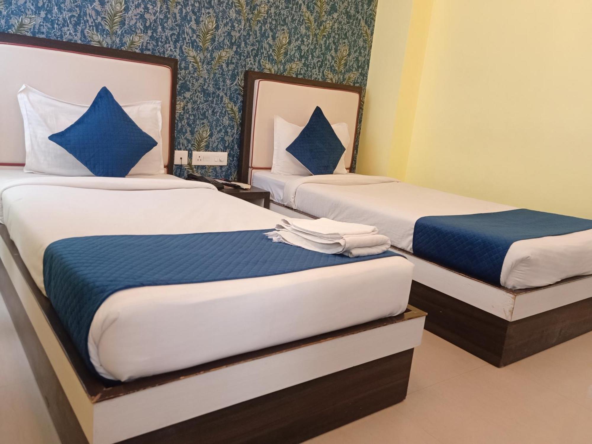 Hotel Janki International Sigra 2 Km From Kashi Vishwanath Temple Varanasi Exteriör bild