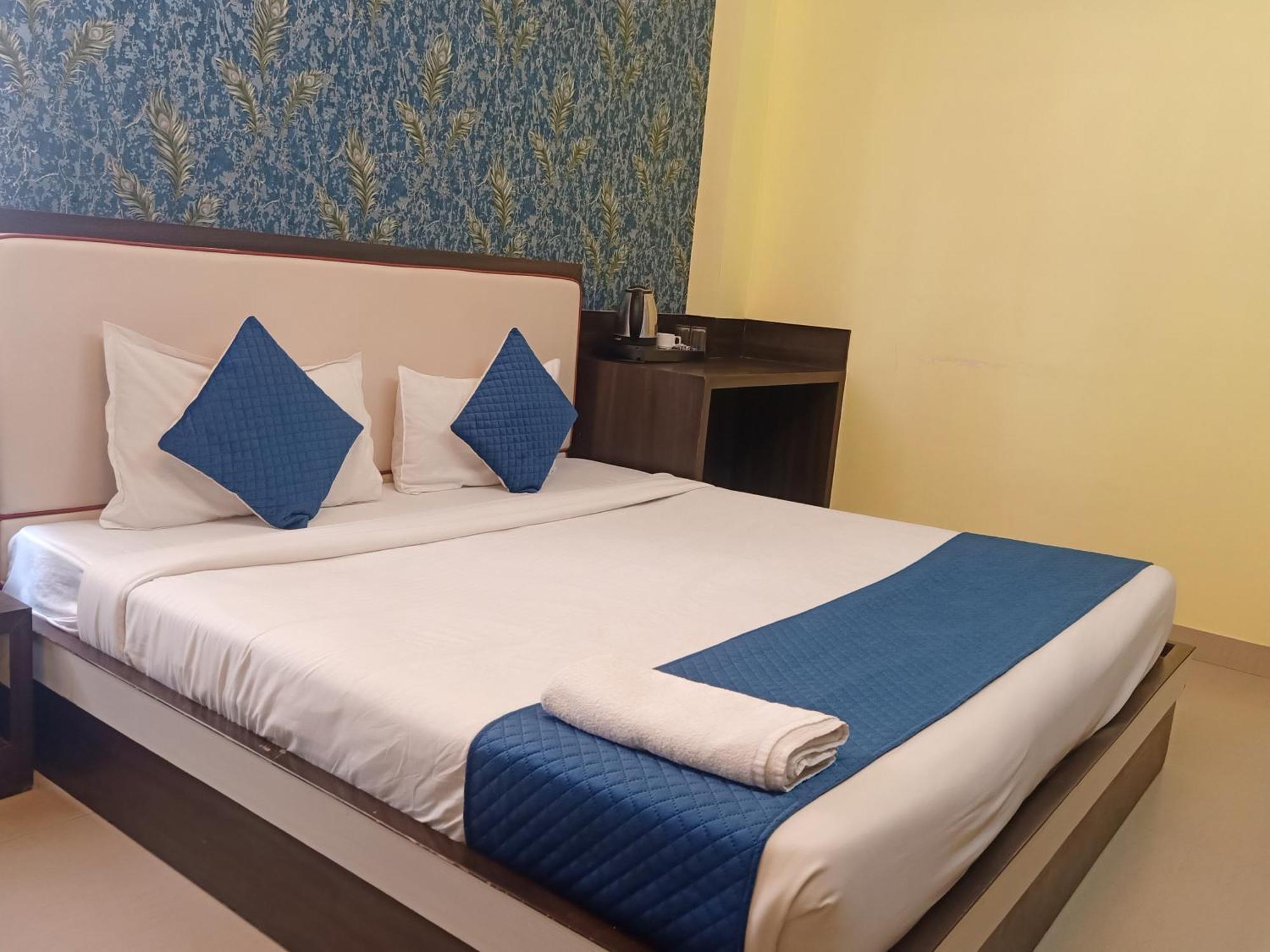 Hotel Janki International Sigra 2 Km From Kashi Vishwanath Temple Varanasi Exteriör bild
