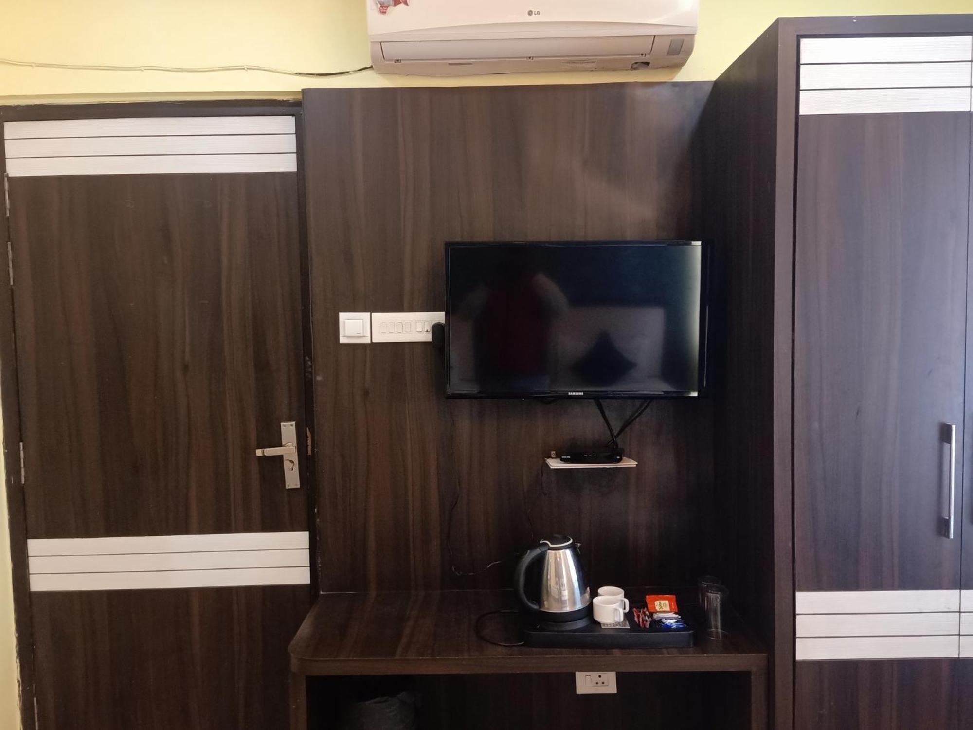 Hotel Janki International Sigra 2 Km From Kashi Vishwanath Temple Varanasi Exteriör bild
