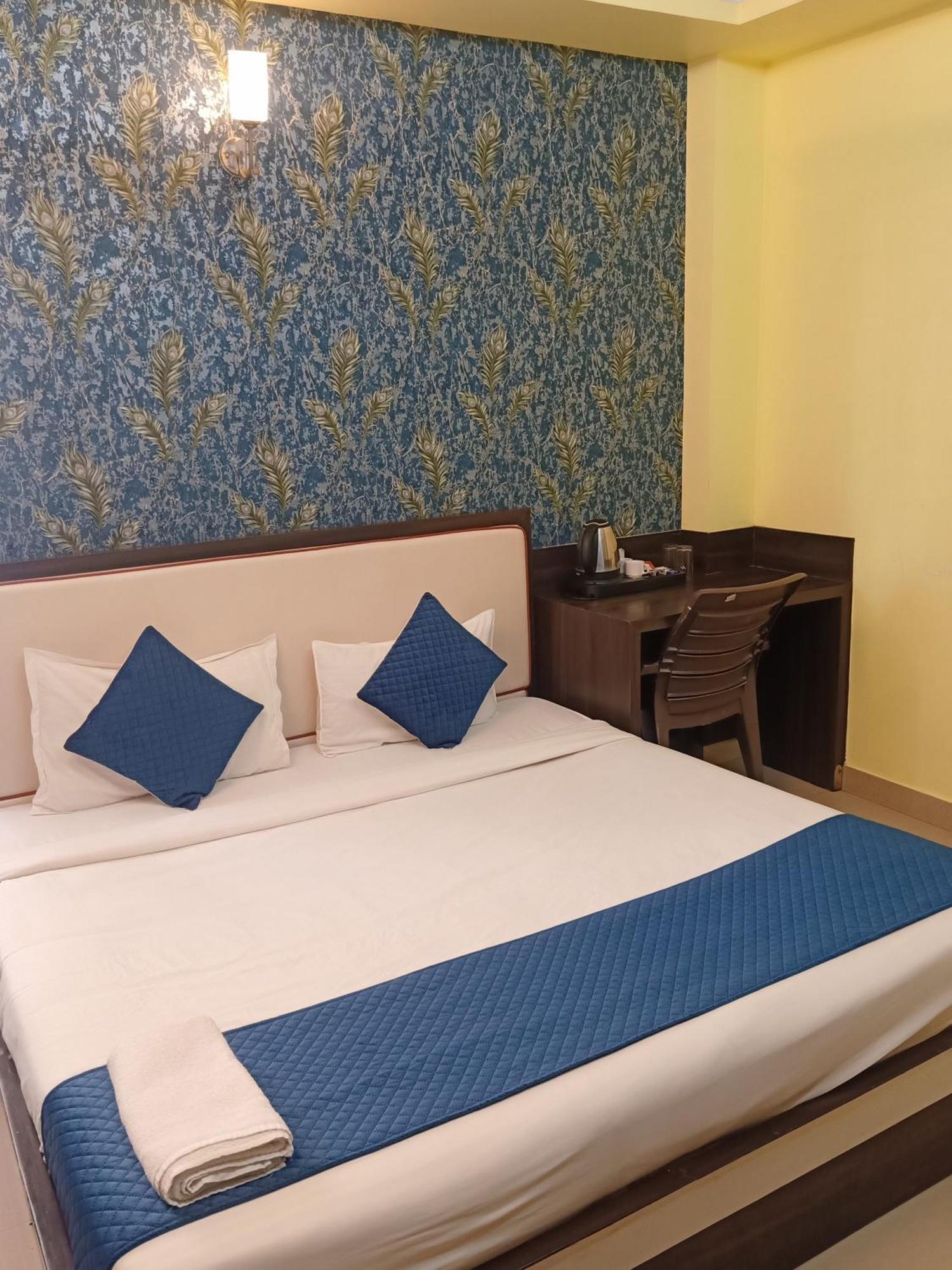 Hotel Janki International Sigra 2 Km From Kashi Vishwanath Temple Varanasi Exteriör bild