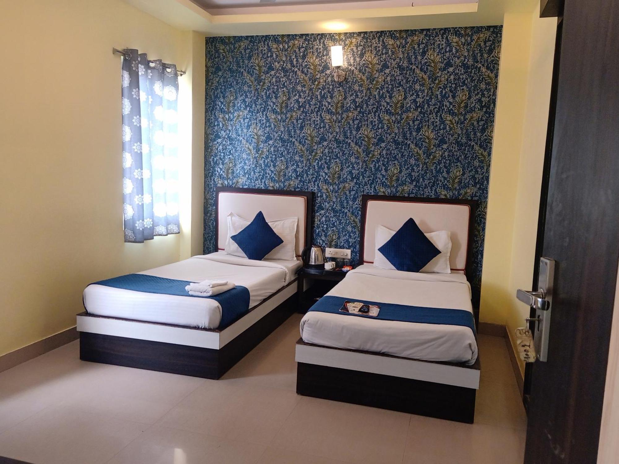 Hotel Janki International Sigra 2 Km From Kashi Vishwanath Temple Varanasi Exteriör bild